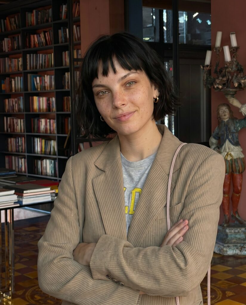 Personaggio virtuale in una libreria
