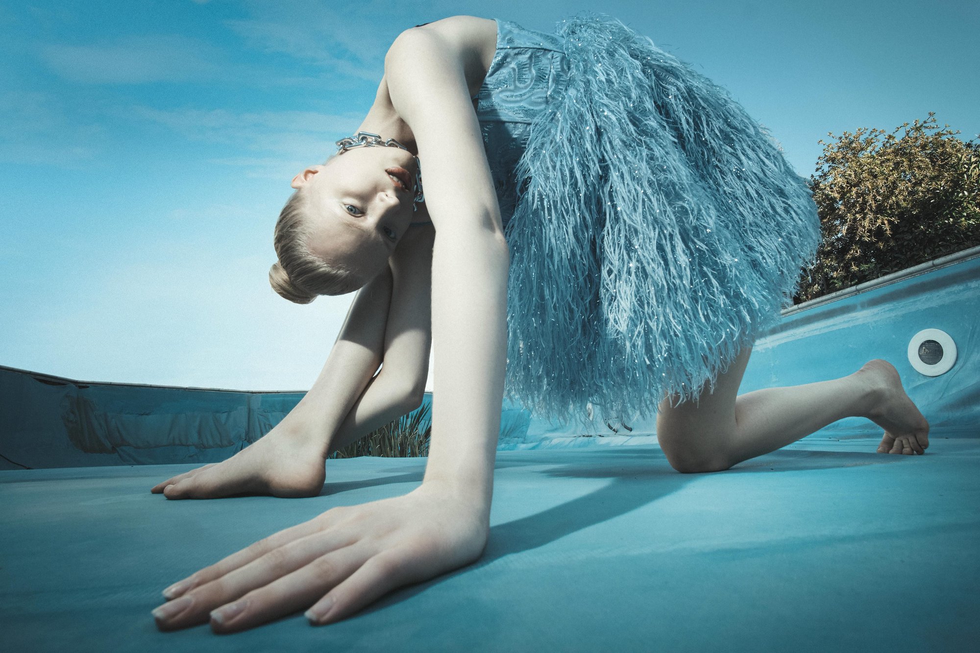Roots of Light, editoriale in Puglia – piume piscina – foto di Luca Pistillo