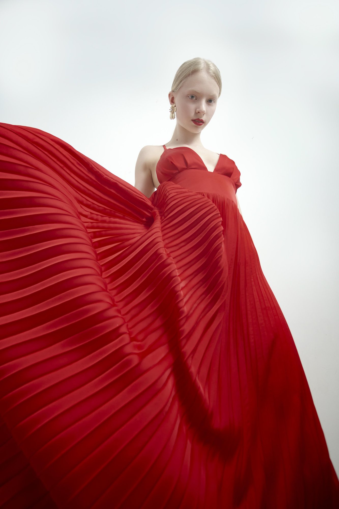roots-of-light-luca-pistillo-06-rosso-abito-lungo