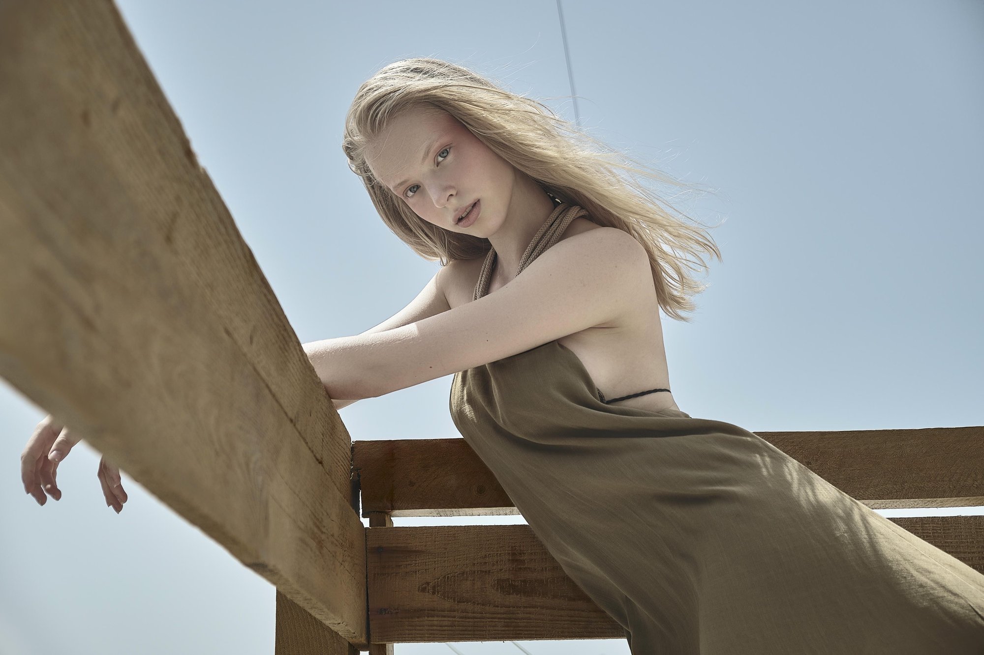 roots-of-light-luca-pistillo-22-legno-abito-oliva